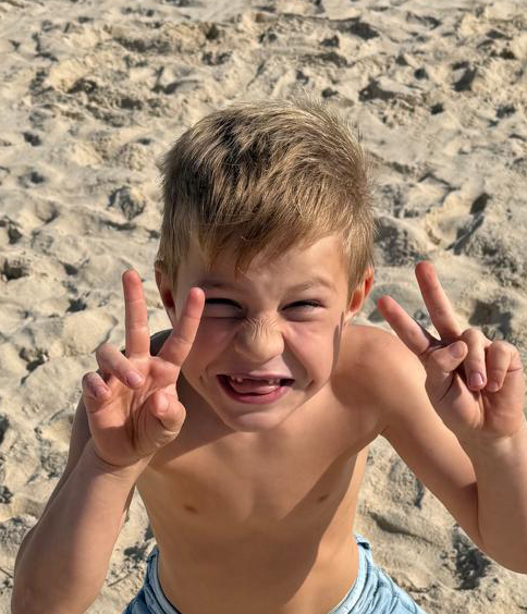 Kind am Strand